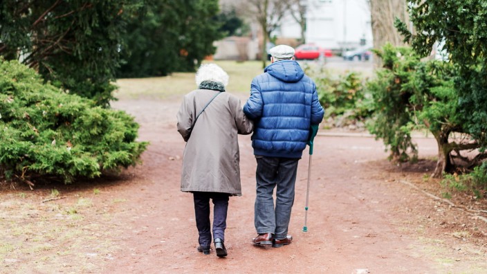 Senioren bei einem Spaziergang