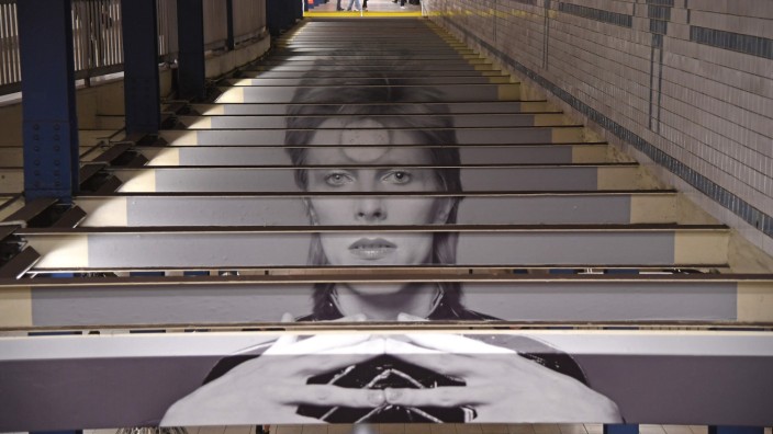 Mode: Ein David-Bowie-Installation an der New Yorker U-Bahn-Station Broadway-Lafayette Street.