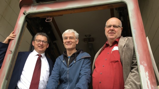 Nahverkehr: Die Regensburger Trambahnfans in einem historischen Wagen (von links): Jan Mascheck, Martin Kempter und Rainer Maria Kaetsch.