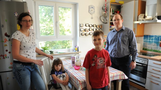 Kindertagesstätten: Krisztina Szerbin und ihr Mann Ivan finden die Gebühren in Ordnung - eine eigene Wohnung aber werden sie trotz Sparens nicht kaufen können