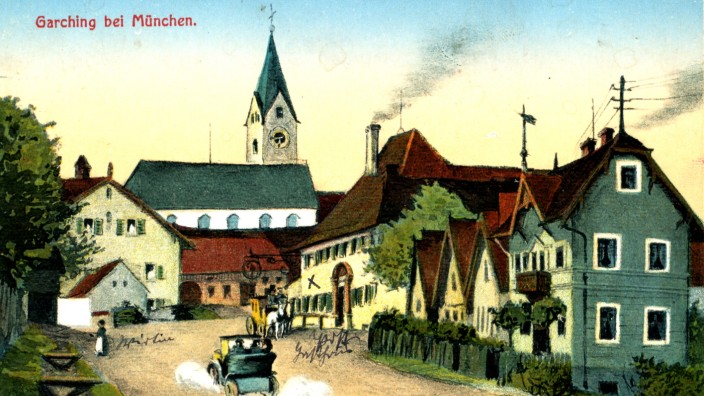 Garchinger Geschichte: Bis 1867 verkehrten am Gasthof zur Post Postkutschen auf dem Weg von München nach Landshut, wie es in einer alten Ansichtskarte festgehalten ist. Nachdem diese eingestellt wurden, mussten sich die Garchinger lange Jahre von Milchbauern mit in die Stadt nehmen lassen, ehe viel später die erste Buslinie eingerichtet wurde.