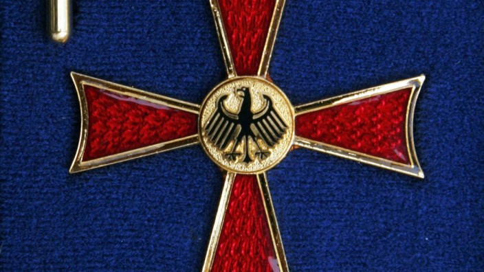 Bundesverdienstkreuz: Für ihr ehrenamtliches Engagement bekamen drei Landkreisbürger das Bundesverdienstkreuz am Bande verliehen.
