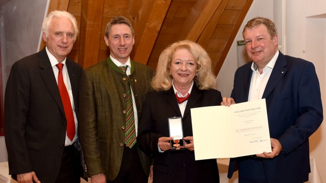Bundesverdienstkreuz: Cornelia Fahrner aus Unterschleißheim bekommt vom stellvertretenden Landrat Ernst Weidenbusch (rechts) das Bundesverdienstkreuz überreicht.