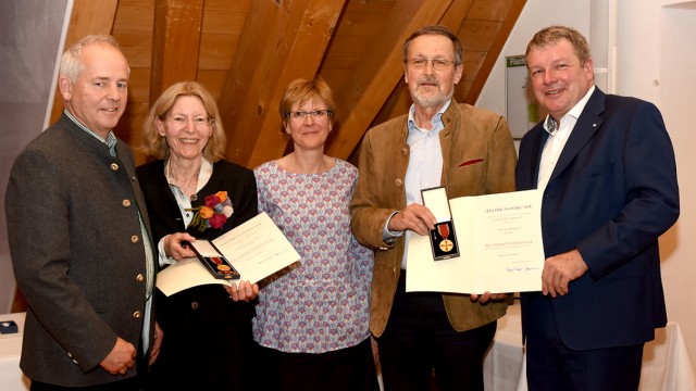 Bundesverdienstkreuz: Erna Pletschacher (2. v. links) und Walter Straub (2.v.rechts) aus Oberhaching bei der Ehrung im Landratsamt.