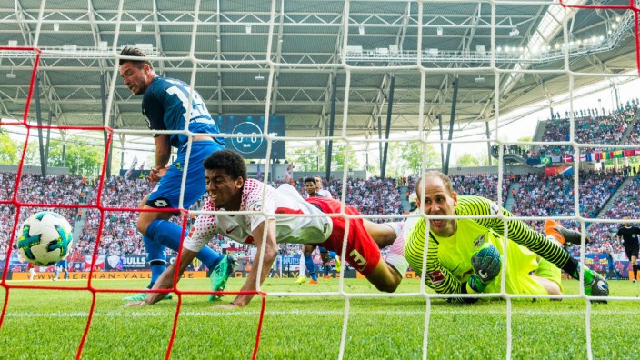 Bundesliga: Hoffenheims Mark Uth trifft zum 1:0 gegen Leipzig - am Ende steht es 5:2.