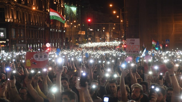 Budapest: Zehntausende strecken ihre leuchtenden Handys in die Höhe: Sie protestieren gegen die Politik Viktor Orbáns.