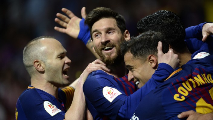 Internationaler Fußball: Lionel Messi herzt seine Teamkollegen beim Spiel gegen den FC Sevilla.
