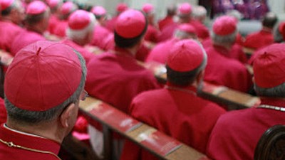 Katholische Kirche: Deutsche Bischofskonferenz bei Hamburg: In einer einstimmig gefassten Erklärung kritisierten die Bischöfe die "antisemitische Strömungen" der Priesterbruderschaft.