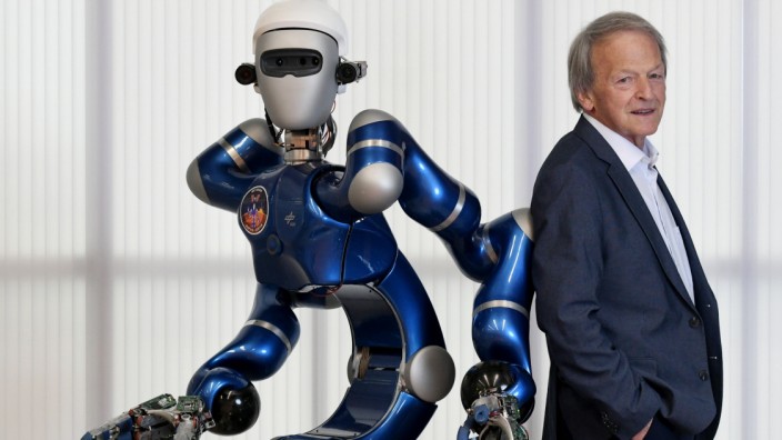 Gerd Hirzinger im Interview: Gerd Hirzinger vertraut darauf, dass Roboter "ferngesteuerte Systeme unter voller Kontrolle des Menschen" sind.