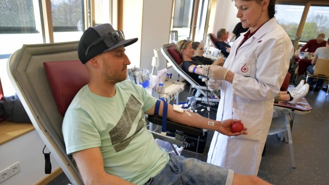 Neubiberg: Dem Aufruf der Blutspendeaktion "Schenke Leben, spende Blut", folgten weit mehr als hundert Menschen am Freitagnachmittag.