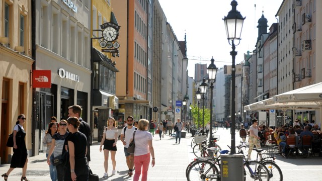Altstadt: Nach und nach erobern sich Fußgänger immer mehr Terrain in der Altstadt. Die Sendlinger Straße ist zur Fußgängerzone geworden.