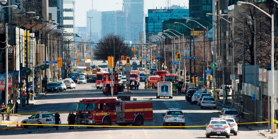Lieferwagen fährt in Toronto in Menschengruppe