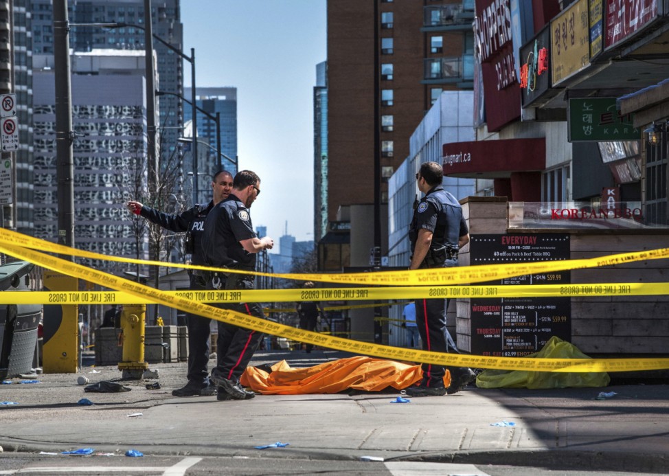 Nach einem Anschlag in Toronto sichern Einsatzkräfte die Unfallstelle.