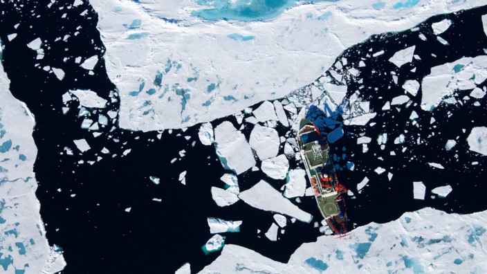 Luftaufnahme Polarstern am Gakkelrücken, Arktis / Pressefoto