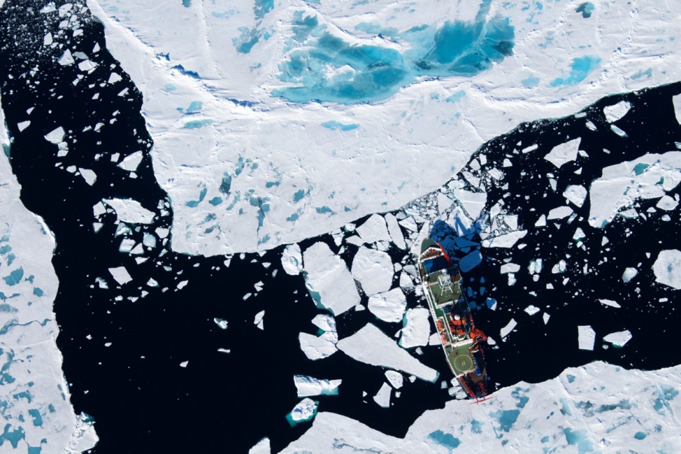Luftaufnahme Polarstern am Gakkelrücken, Arktis / Pressefoto