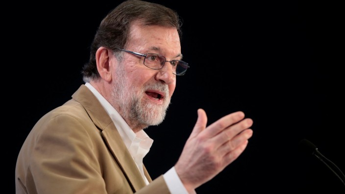 Spain's Prime Minister Mariano Rajoy delivers a speech during a meeting in Palma de Mallorca
