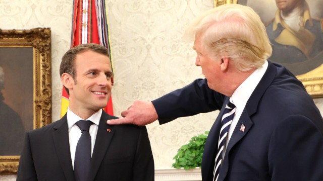Trump und Macron: Freundschaftsgeste oder Demütigung? Trump wischt Macron die Schuppen von der Schulter.