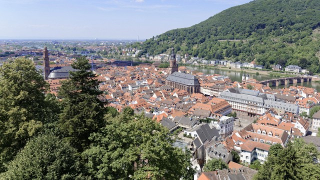 Aussicht auf die Altstadt und den Fluss Neckar Heidelberg Baden Württemberg Deutschland Europa C
