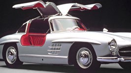 60 Jahre BRD: Der VW Käfer mobilisiert die Massen, Porsche baut seinen ersten Sportwagen und Mercedes stellt mit dem "Flügeltürer" das Statussymbol der fünfziger Jahre.