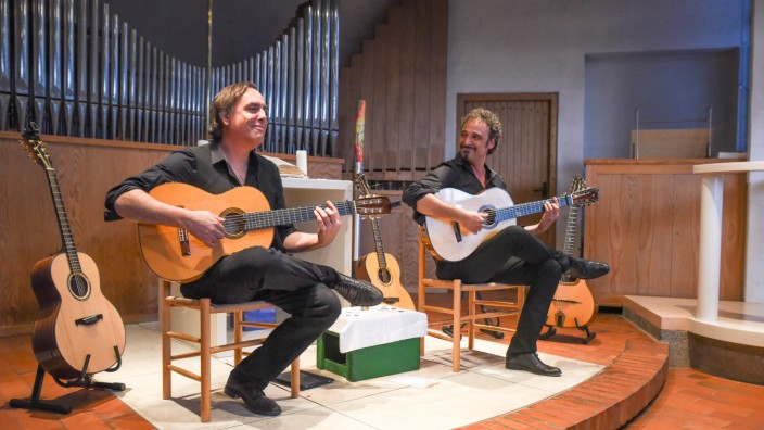 Gitarren-Duo in Lenggries: Manuel Randi (re.) hat in die Lenggrieser Waldkirche seinen Kollegen Marco Delladio mitgebracht.