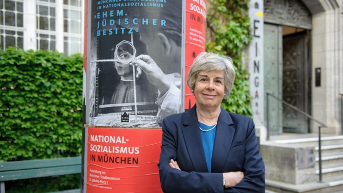Familiengeschichte: Hazel Stein, die Nichte von Otto Rothschild, im Hof des Münchner Stadtmuseums.