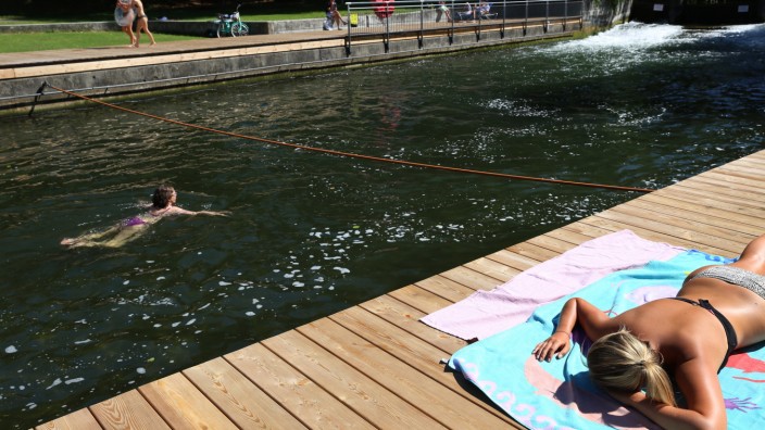 Planegg: Schönes Ambiente: Badegäste an einem Sommertag im Würm-Wellenbad bei Planegg.