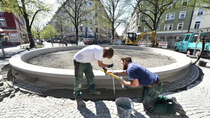 Haidhausen: Neu am Pariser Platz: ein Hochbeet, dessen Einfassung auch als Sitzgelegenheit dient.