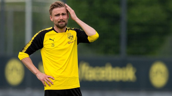 Dortmund Germany 2018 04 24 Training BV Borussia Dortmund BVB Marcel Schmelzer BVB Schaut g