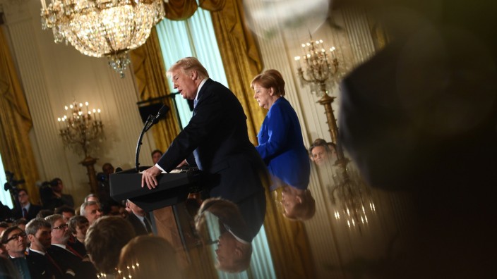 Handelsstreit mit den USA: Nicht einer Meinung, wenn es um Handelspolitik geht: Donald Trump und Angela Merkel bei einer Pressekonferenz im Weißen Haus.