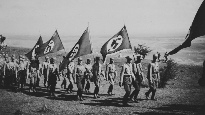 Historie: Beim Hesselbergtag 1933 marschiert auch die Neuendettelsauer SA auf.
