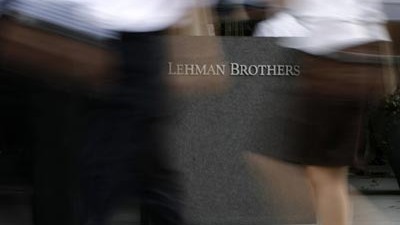 Ein halbes Jahr nach der Lehman-Pleite: Ihr Zusammenbruch veränderte den weiteren Gang der Welt: Menschen vor einer Filiale der früheren Großbank Lehman Brothers.