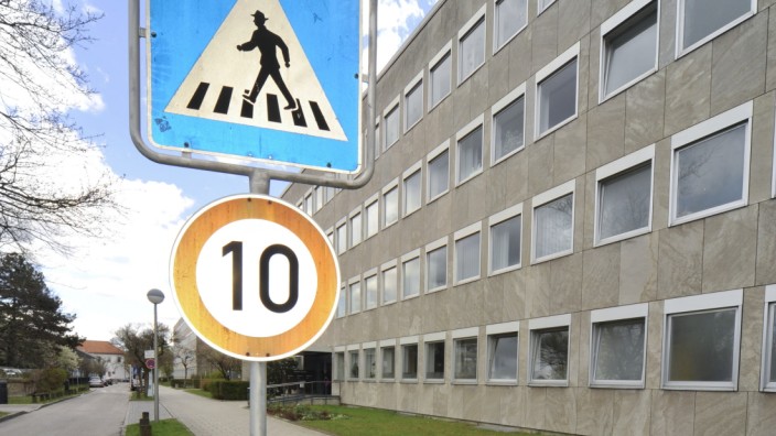 Oberföhring: Ausgebremst: Schilder wie dieses (vor dem Finanzamt an der Deroystraße) könnten im Wohngebiet Prinz-Eugen-Park Wirklichkeit werden.