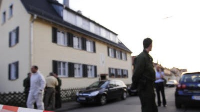 Vierfachmord in Eislingen: Die Polizei sperrt den Tatort ab: Ein Ehepaar und seine zwei erwachsenen Töchter wurden tot in ihrem Haus in der Stadt Eislingen gefunden.