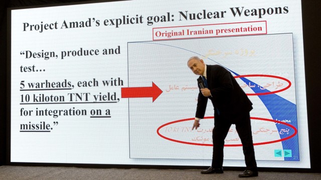 Israels Premier Benjamin Netanjahu präsentiert Bilder, die beweisen sollen, dass Iran noch immer den Bau einer Atombombe anstrebt.