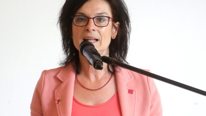 Maikundgebung des DGB: Personalratsvorsitzende Carolin Hofer macht sich am Tag der Arbeit für die Betriebsräte stark.