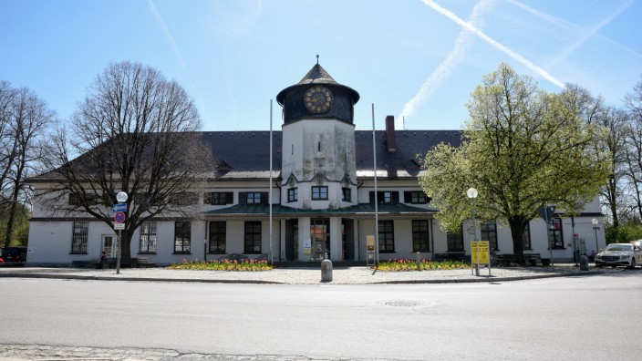 Immobilien: Das Bahnhofsgebäude in Bad Tölz im Frühjahr 2018.