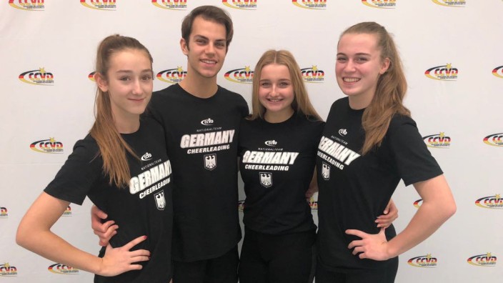 Feldkirchen: Freuen sich über den Weltmeistertitel im Cheerleading: Louisa Herrmann, Hannah Bittl, Lena Brobeil und Oliver Niesz.
