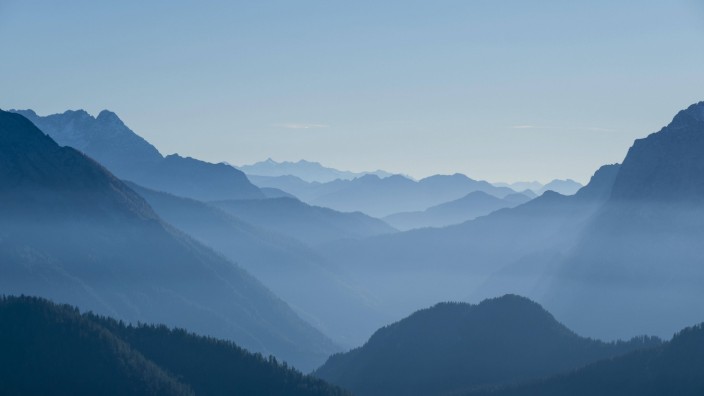 Blaue Silhouetten von Bergen Ausblick über Berchtesgadener Alpen hinten Loferer Steinberge Bercht