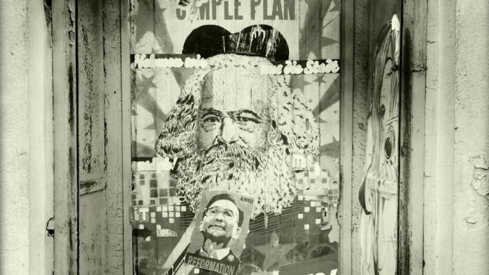 200 Jahre Karl Marx: Geboren am 5. Mai 1818 -Ein Logo ist von Karl Marx geblieben: Bild an einer Berliner Haustür.