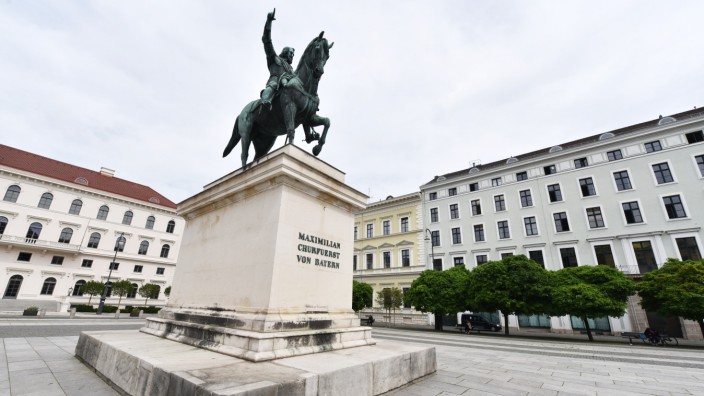 München heute: Das Reiterdenkmal von Maximilian Kurfürst von Bayern am Wittelsbacherplatz wird eingehüllt.
