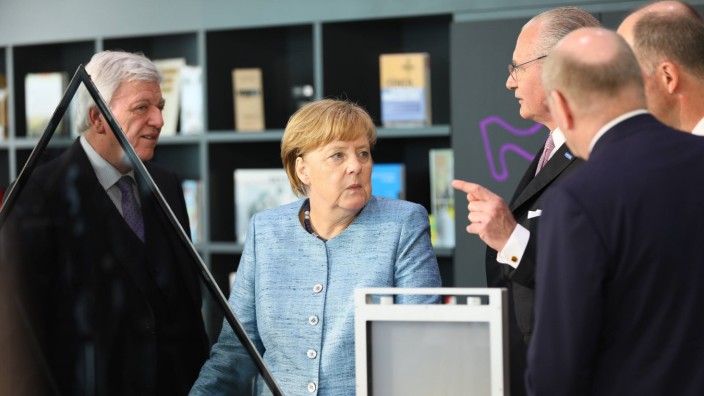 Hessens Ministerpräsident Volker Bouffier CDU Bundeskanzlerin Angela Merkel CDU mit Stefan Osch