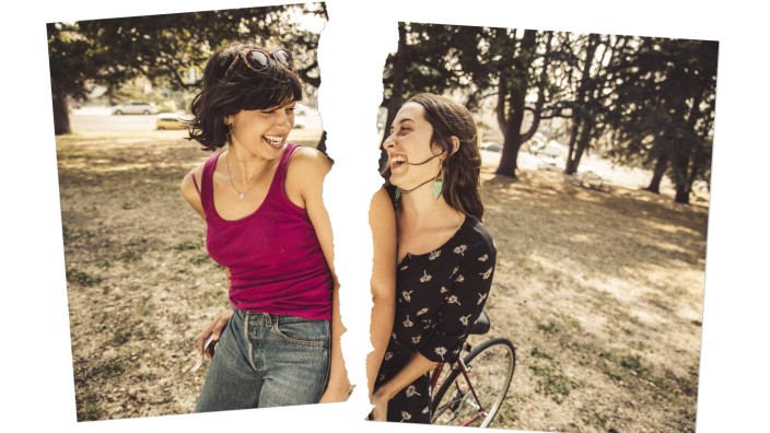 Two happy young women on bicycle model released Symbolfoto PUBLICATIONxINxGERxSUIxAUTxHUNxONLY SUF00
