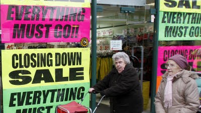 USA: Krise der Shopping-Malls: Ein letztes Mal einkaufen: Wie dieser Laden in London mussten auch viele Geschäfte in Amerika schließen.