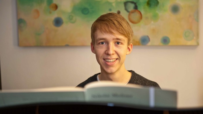 Heimlicher Star: Helfer mit Taktgefühl: Der 22-jährige Angelo Volpini aus Ebersberg ist Pianist - und ein gefragter Notenwender.