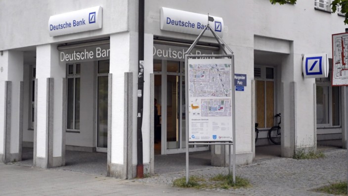Kriminalität: Die Deutsche Bank in der Naupliaallee in Ottobrunn ist gleich zweimal Ziel der Täter geworden.