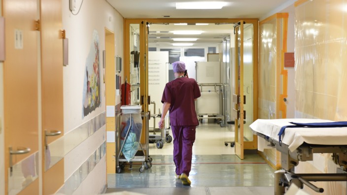 Pflegekräfte Mangel: Krankenschwester in Münchner Kinderklinik