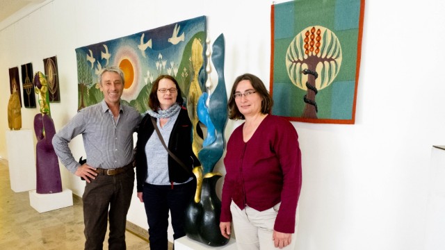 Ausstellung: Stefan Fuchs, Cornelia Fuchs und Sybille Fuchs freuen sich über die Ausstellung der Werke ihrer Eltern im Haus Maria Linden in Vaterstetten.