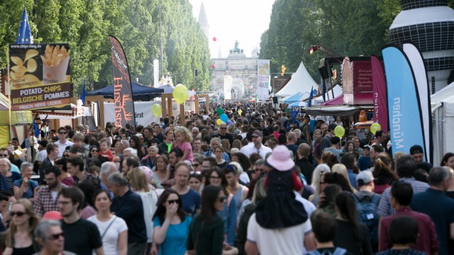 Freizeittipps: Voller Corso vor Corona: Das Straßenfest auf der Leopoldstraße war stets beliebt. An diesem Wochenende findet es nun wieder statt.