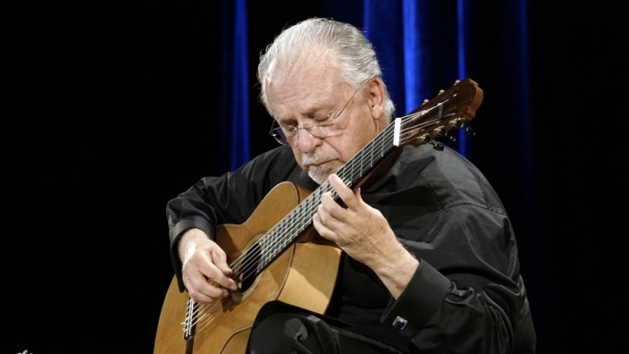 Musik: Mit seinem unnachahmlichen Gitarrenspiel begeistert Pepe Romero im Wolf-Ferrari-Haus die Zuhörer.