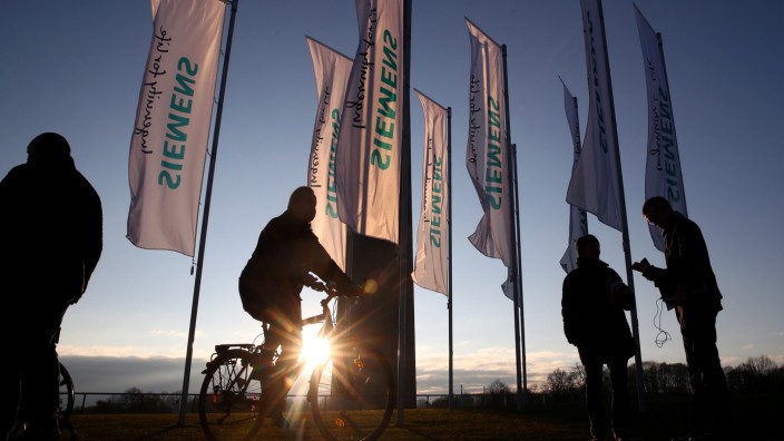FILE PHOTO: Siemens annual shareholders meeting in Munich